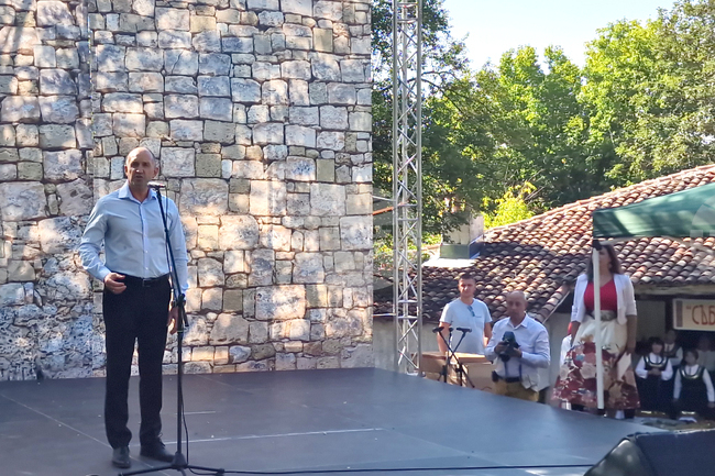 България ще я има, докато има хора като вас - с жилав корен, здрави традиции, съзидателен дух, каза президентът Румен Радев в разградското село Побит камък 