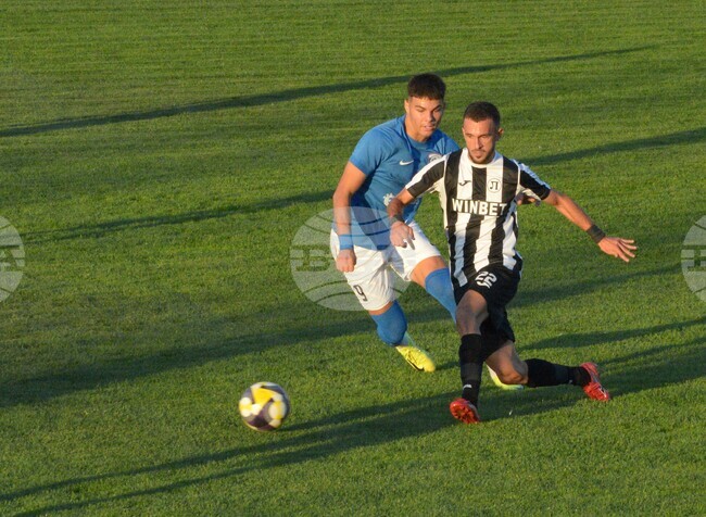 Полузащитникът Ивайло Иванов подписа нов договор с Локомотив (Пловдив) 