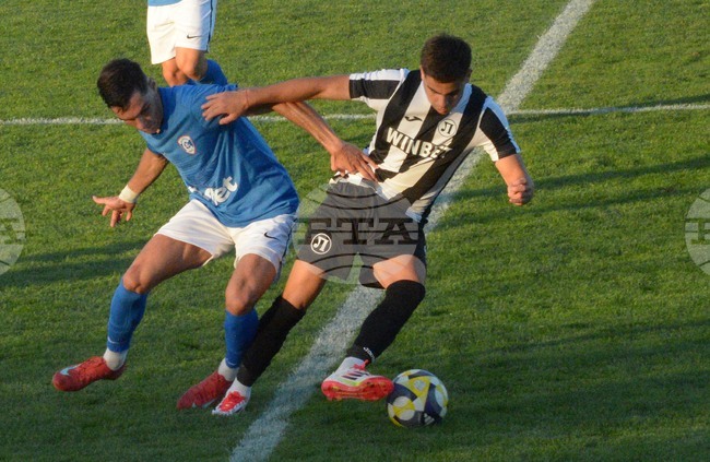 Локомотив Пловдив победи Спартак 1918 Варна и излезе на първо място във временното класиране, двата отбора завършиха мача с 10 души