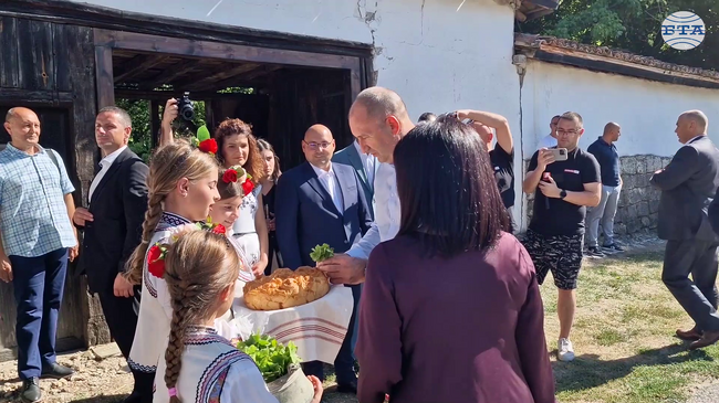България ще я има, докато има хора като вас - с жилав корен, здрави традиции, съзидателен дух, каза президентът Румен Радев в разградското село Побит камък