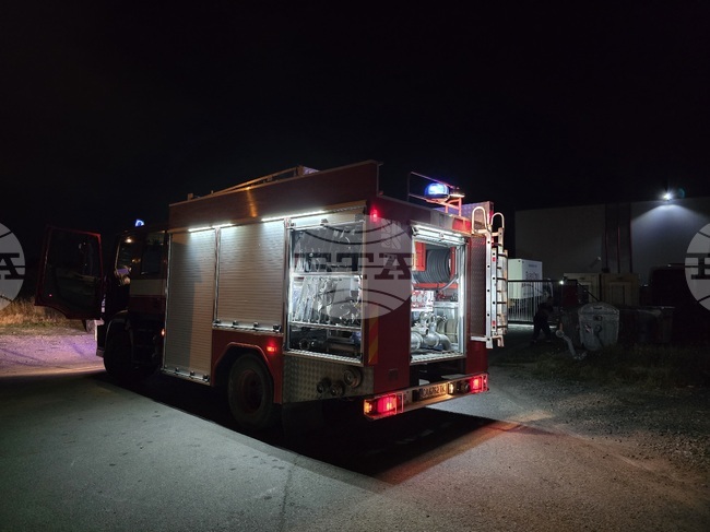 Сухи треви и храсти горят в района на УМБАЛ "Света Анна" в София