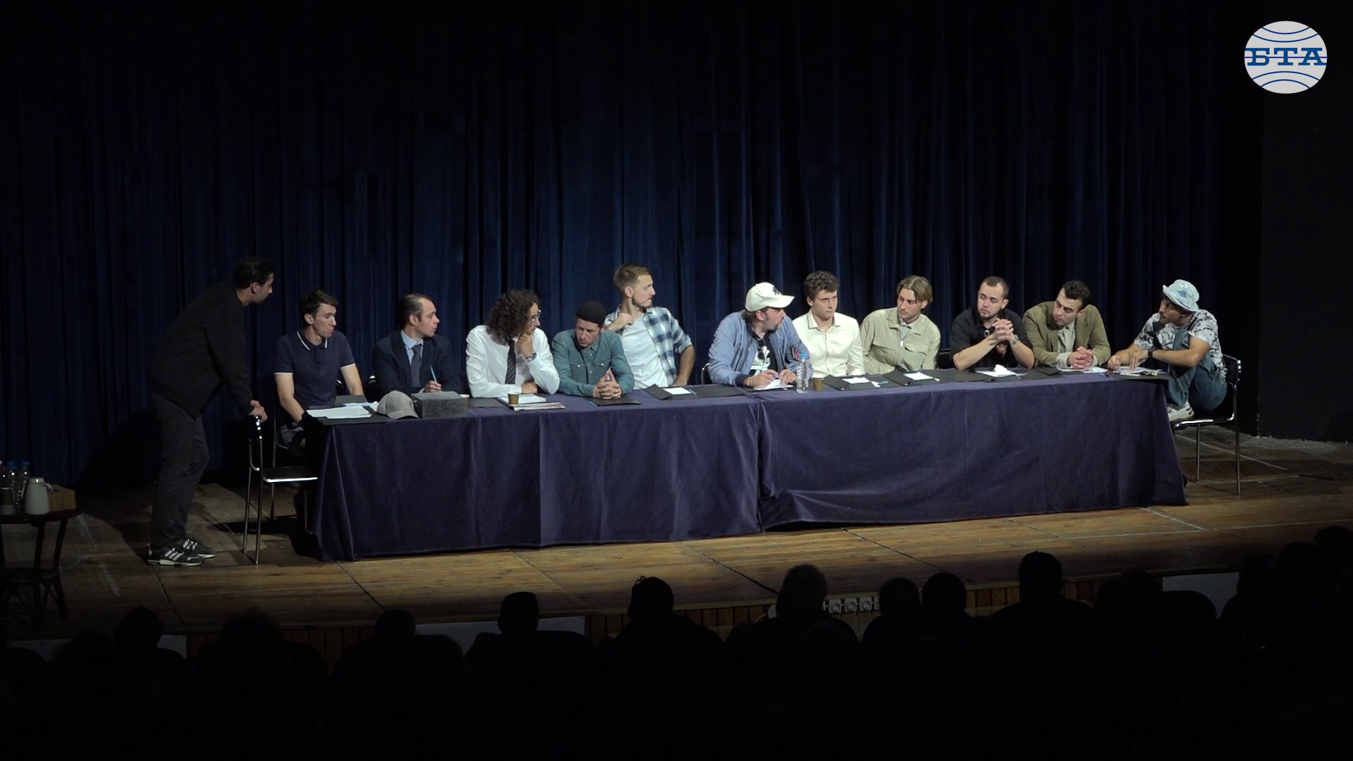 Класът на проф. Ивайло Христов представи на „Аполония“ постановката „12 разгневени мъже“ Класът на проф. Ивайло Христов представи на „Аполония“ постановката „12 разгневени мъже“