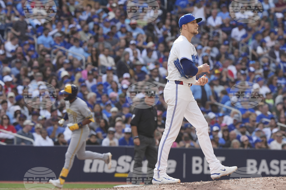 Brewers Blue-Jays Baseball