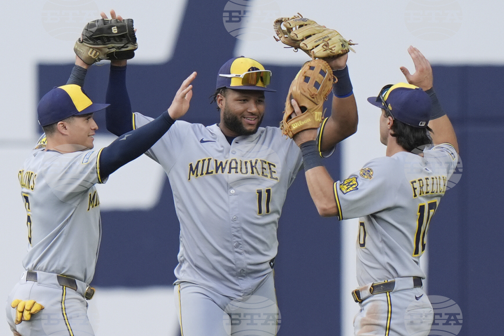 Brewers Blue-Jays Baseball