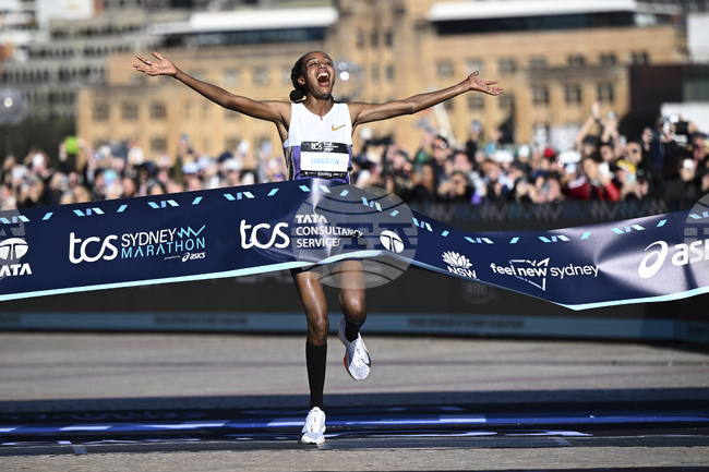 Олимпийската шампионка Сифан Хасан спечели маратона на Сидни при жените с нов рекорд на трасето