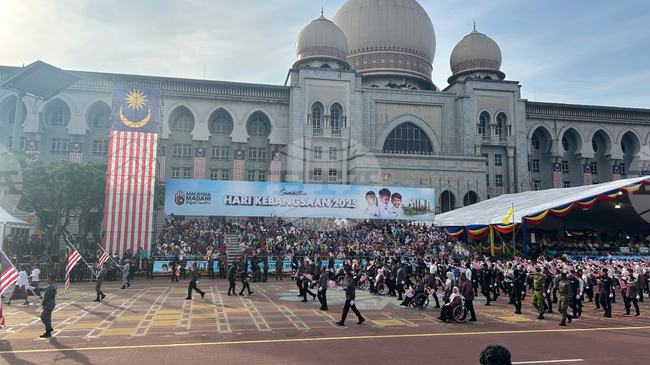 Бившият командващ сухопътните войски на Малайзия бе обвинен в корупция и пране на пари