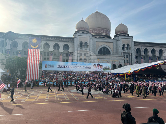 Бившият командващ сухопътните войски на Малайзия бе обвинен в корупция и пране на пари