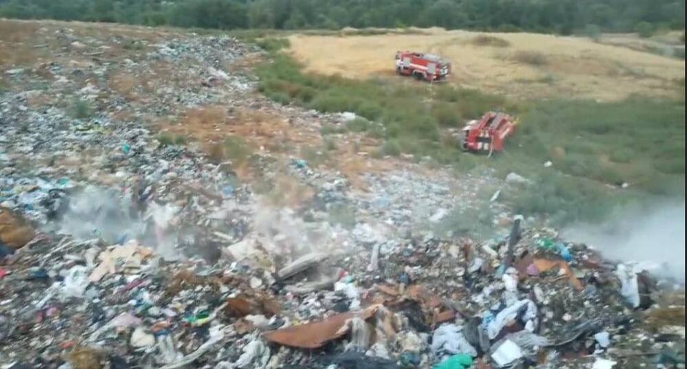 Четири екипа гасиха пожар на сметището в пловдивското село Цалапица, към момента няма замърсяване на въздуха