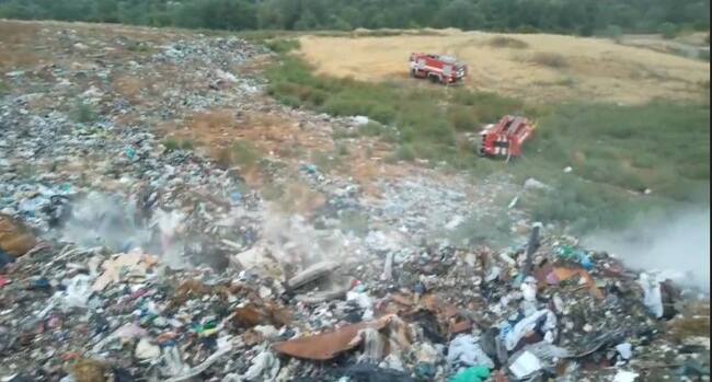 Четири екипа гасиха пожар на сметището в пловдивското село Цалапица, към момента няма замърсяване на въздуха