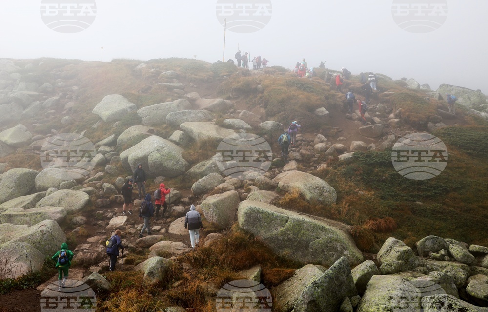 Времето в планините е облачно и тихо, температурите са положителни, на места има мъгла, съобщиха от ПСС на БЧК
