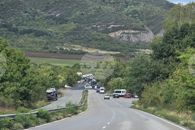 Заради пожар е ограничено движението по международен път Е79, близо до входа на Враца