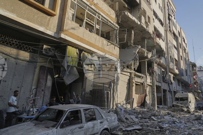 Десетки палестинци бяха убити в Газа при поредните израелски атаки