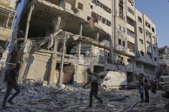 Израелски танкове навлизат по-дълбоко в град Газа; цели палестински семейства напускат града