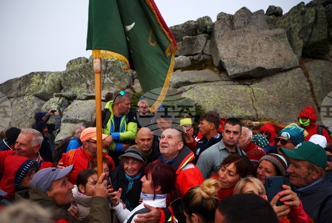 Президентът Румен Радев се включи в честванията на 130 години организиран туризъм у нас, като изкачи Черни връх