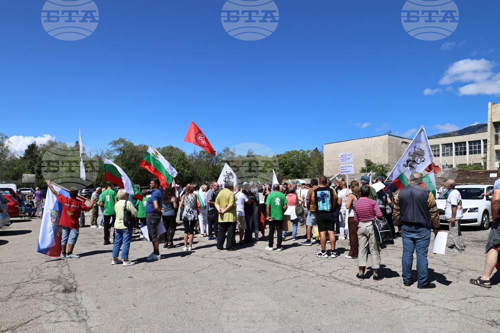 Привърженици на партия "Възраждане" протестират пред ВМЗ – Сопот по повод визитата на председателя на ЕК Урсула фон дер Лайен 