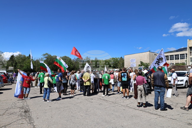 Привърженици на партия "Възраждане" протестират пред ВМЗ – Сопот по повод визитата на председателя на ЕК Урсула фон дер Лайен 