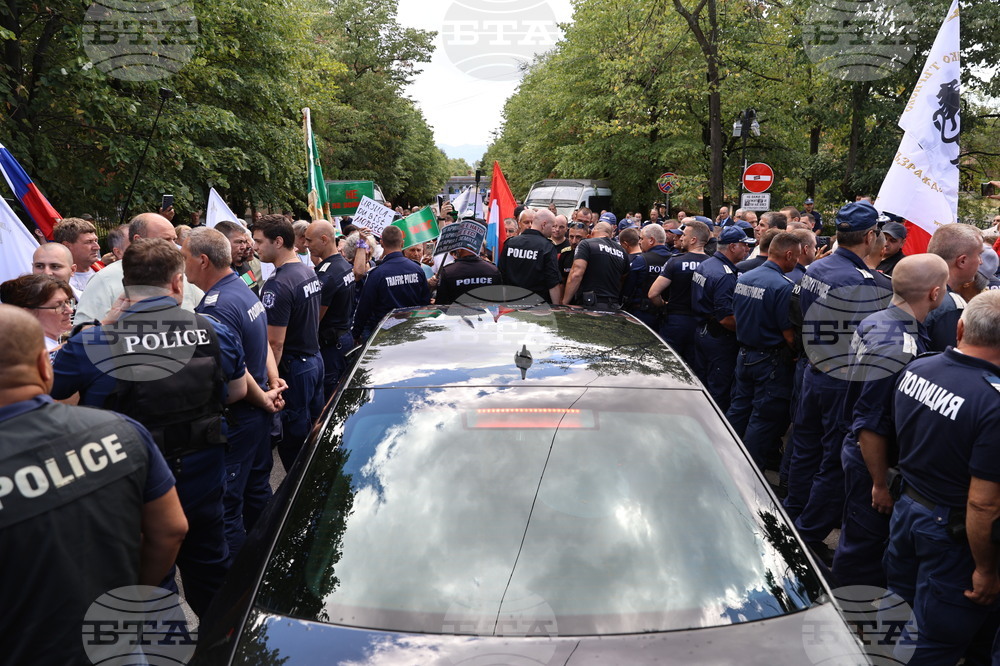 Към протеста пред ВМЗ в Сопот се присъединиха и привърженици на партия "Величие" 