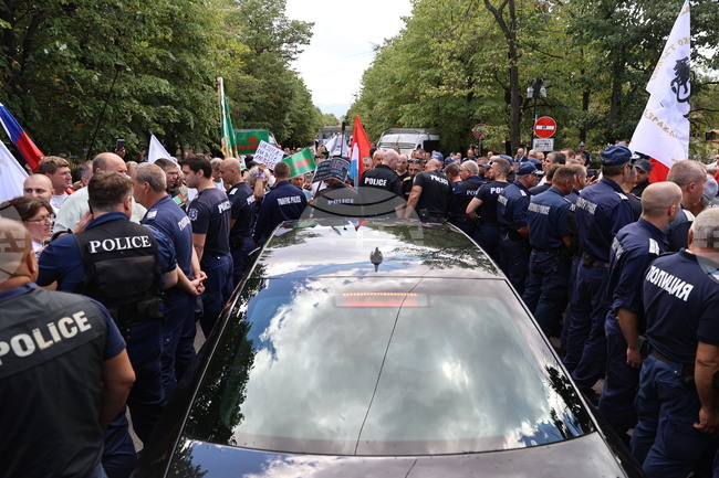 Към протеста пред ВМЗ в Сопот се присъединиха и привърженици на партия "Величие" 