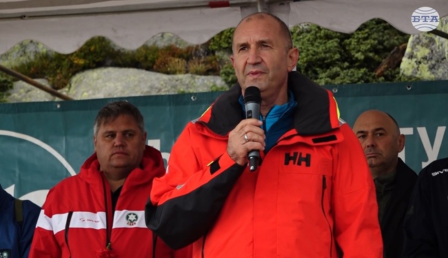 Президентът Румен Радев се включи в честванията на 130 години организиран туризъм у нас, като изкачи Черни връх