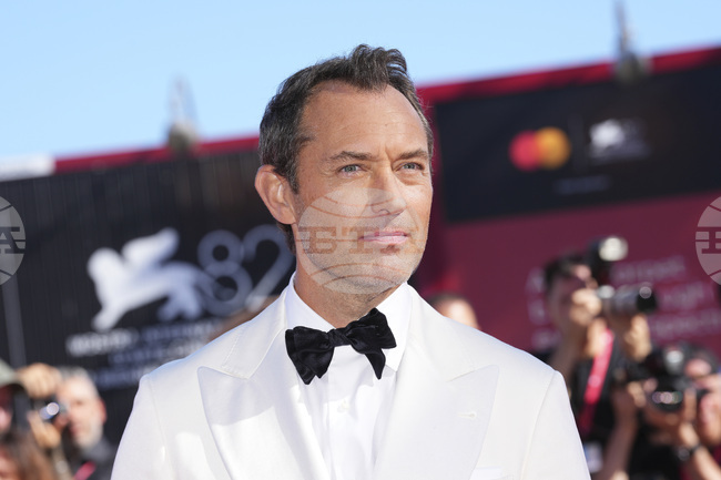 Джуд Лоу каза във Венеция, че не се страхува заради ролята си на Путин във филма "Магьосника от Кремъл"