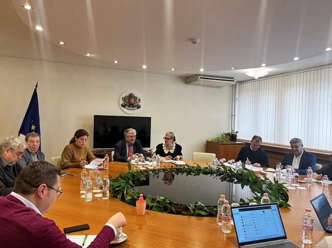 Министерството на енергетиката и бизнесът обсъждат компенсаторна програма за газа в „Чирен“ 