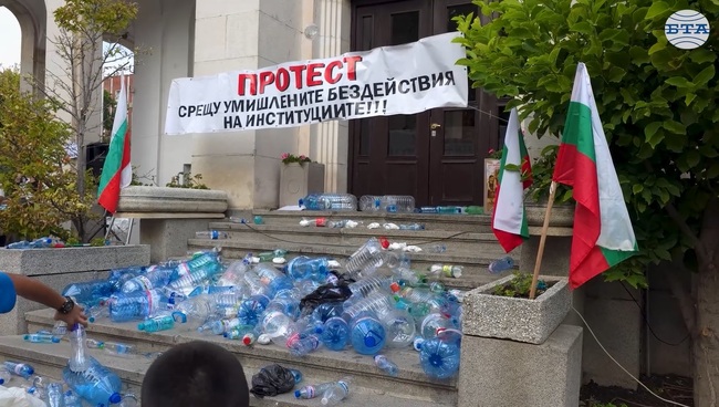 В Плевен граждани затрупаха входа на Общината с празни туби и бутилки в пореден протест срещу безводието
