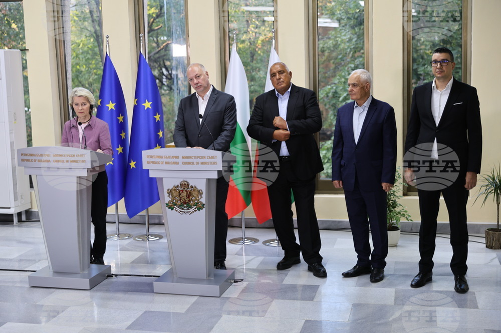 Председателят на Европейската комисия Урсула фон дер Лайен и премиерът Росен Желязков посетиха ВМЗ-Сопот и обсъдиха приноса на България за сигурността на Европа