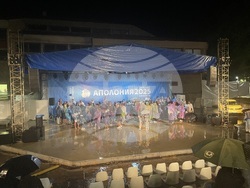 Заради лошите метеорологични условия в Созопол концертът на ансамбъл „Тракия“ на сцената на амфитеатър „Аполония“ бе отменен. Снимка: Ваня Сухарова/БТА