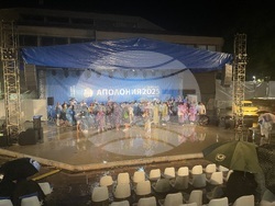 Заради лошите метеорологични условия в Созопол концертът на ансамбъл „Тракия“ на сцената на амфитеатър „Аполония“ бе отменен. Екипът излезе на сцената, за да съобщи на публиката, че спектакълът няма да се състои. Снимка: Ваня Сухарова/БТА