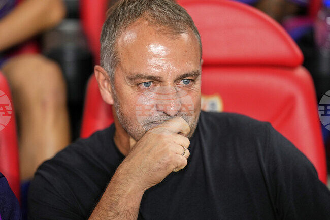 Треньорът на Барселона Ханзи Флик предупреди футболистите, че никой от тях не е по-важен от клуба