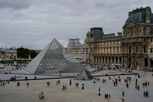 Дързък обир на бижута бе извършен в Лувъра тази сутрин