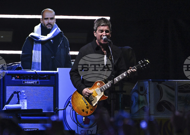 Полски футболен отбор благодари на групата "Оейзис", че популяризира традиционен техен танц