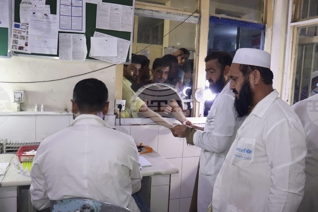 Над 800 са вече загиналите при земетресението в Афганистан; Иран предложи помощ