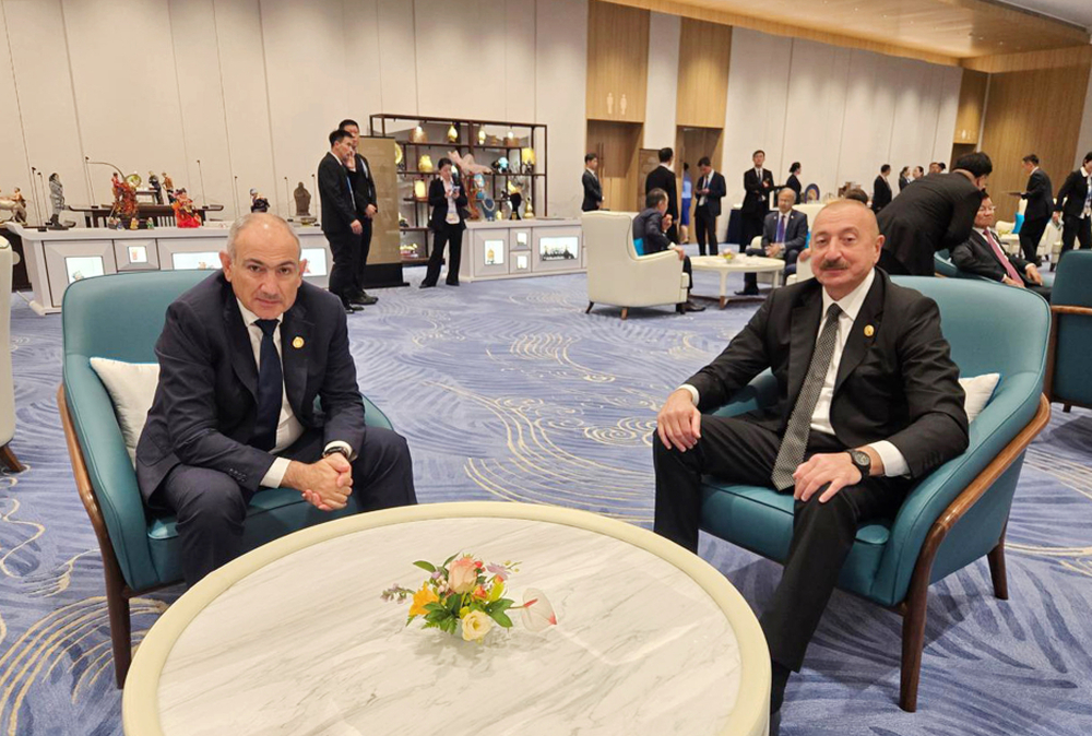 АЗЕРТАДЖ: Азербайджанският президент се срещна с арменския премиер в кулоарите на срещата на върха на ШОС