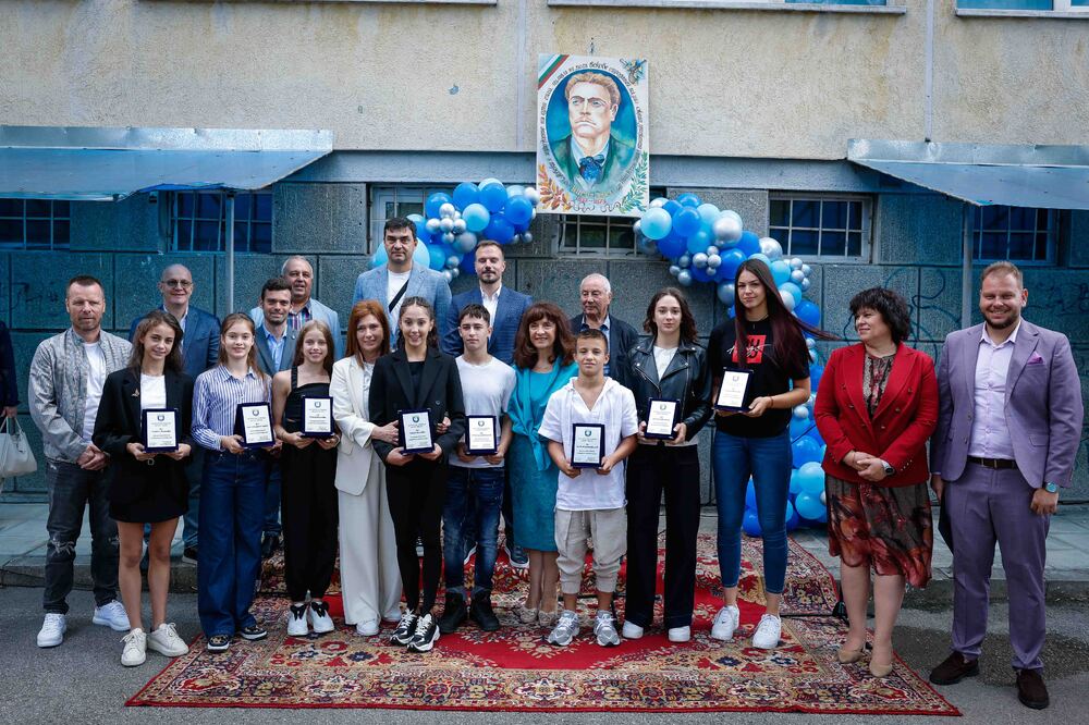 Министър Иван Пешев откри учебната година в Спортно училище „Ген. Владимир Стойчев“