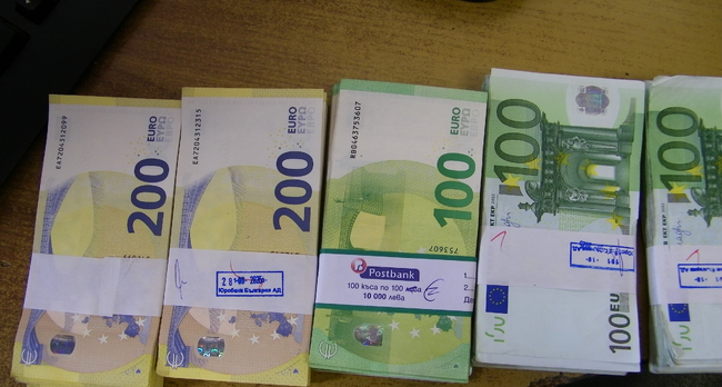 Гранични полицаи задържаха гражданка на РС Македония с укрити 89 000 евро 