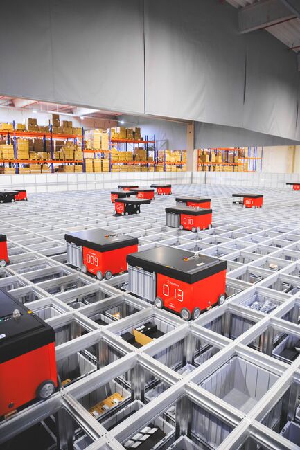 Робот съкращава срокове за обработка на пратки наполовина в склад на българска логистична компания