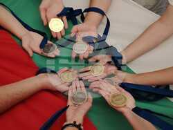 Четири златни и четири сребърни медала спечели българският отбор от Международната олимпиада по английски език, която се състоя в Румъния. Снимка: МОН