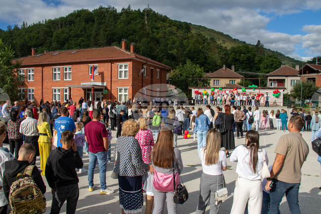 Новата учебна година започна тържествено в Босилеград