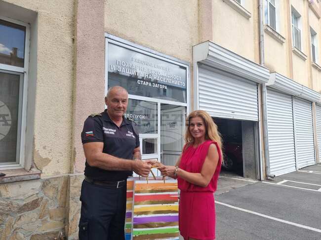 Трупата "Пеещи артисти" дарява на старозагорските огнеборци концерт и дискове с песните си