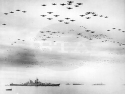 изтребителите F4U и F6F летят във формация над USS Missouri,