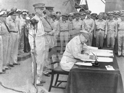 американският генерал Дъглас Макартър подписва документите за капитулация на Япония на борда на USS Missouri 