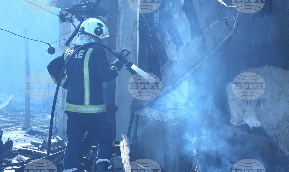 Пожарът в Белослав е локализиран, изгорели са седем къщи