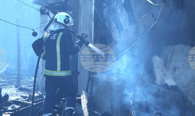 Общо 35 пожара са потушени през изминалото денонощие, загинала е жена на 76 години, а мъж на 91 години е бил обгазен 