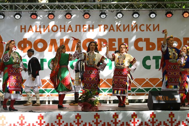 Община Стара Загора: Много заслужени награди занесоха по родните си места участниците от 19-ия Национален тракийски фолклорен събор „Богородична стъпка“ 