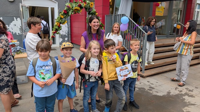 С „първия звън на звънчето, със здравец и по вода“ бе открита 17-ата учебна година в училище „Аз Буки Веди“ в Кьолн