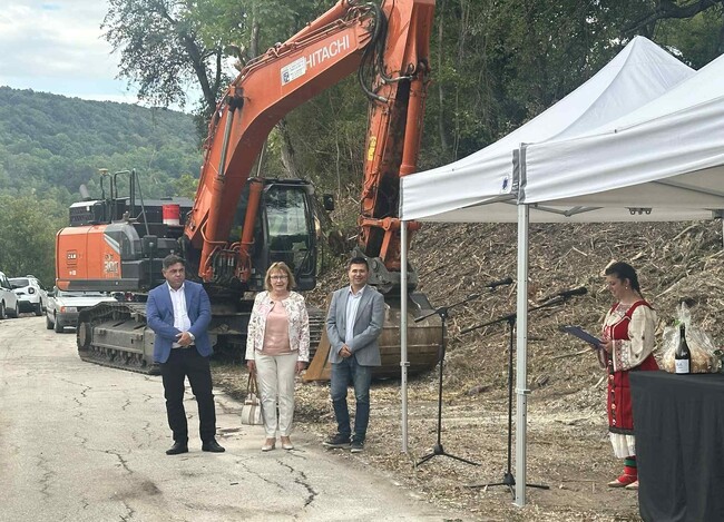 Започна асфалтирането на пътя до село Периловец, съобщи кметът на община Бойница Анета Генчева