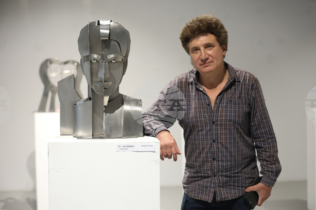 Изкуството е най-висшата форма на живеене, каза пред БТА скулпторът Райнис Гелов