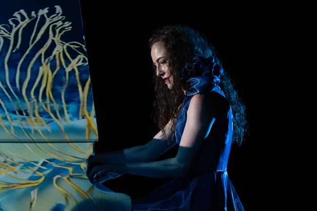 Пианистката Мартина Табакова представя музиката на Сен-Санс с 3D мапинг видео