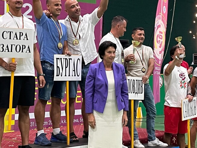 Заместник-министърът на образованието Емилия Лазарова връчи купи и медали на участници в учителската спартакиада